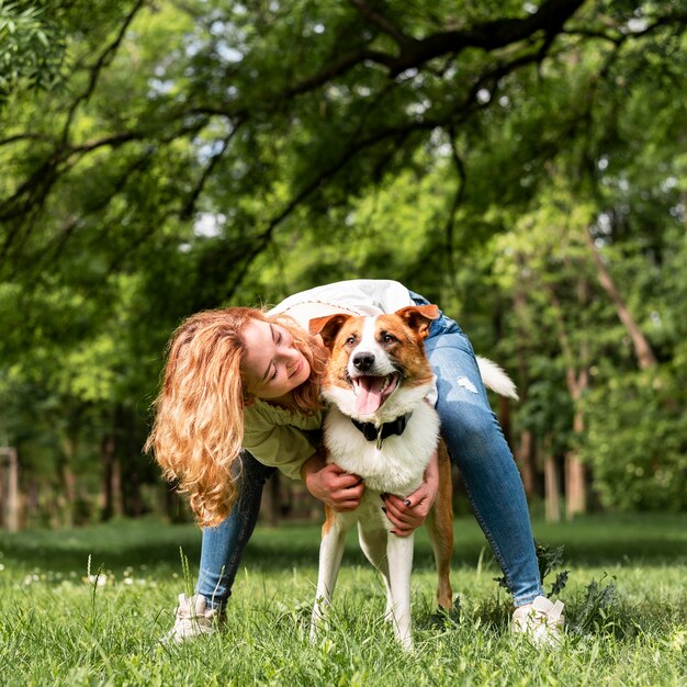 公園で犬と遊ぶ女性