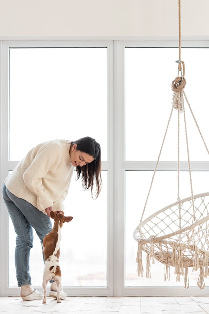 Foto gratuita donna che gioca con il suo cane