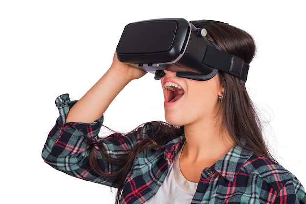 VR 헤드셋 안경을 가지고 노는 여자.