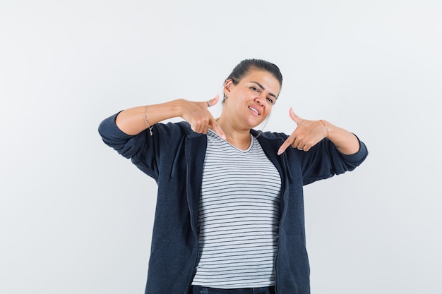 Tシャツで自分を指さしている女性