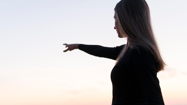 Free photo woman pointing to a place away