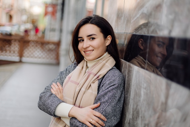 Foto gratuita ritratto di donna che cammina in strada