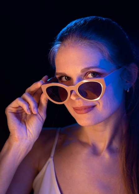 Foto gratuita ritratto di donna con effetti visivi di luci blu