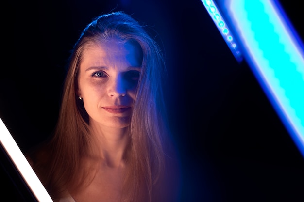 Foto gratuita ritratto di donna con effetti visivi di luci blu