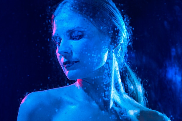 青いライトの視覚効果を持つ女性の肖像画