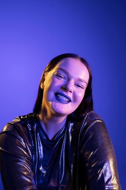 Портрет женщины с ярко-голубыми губами