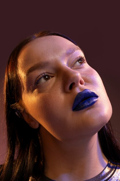 明るい青い唇を持つ女性の肖像画