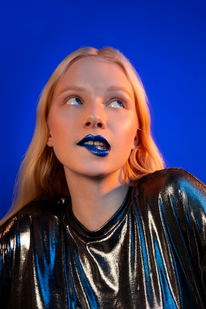 Free photo woman portrait with bright blue lips