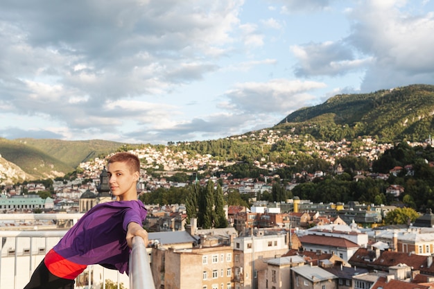 Free photo woman posing next to breathtaking view