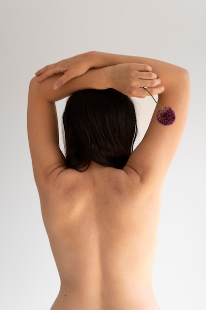 Foto gratuita donna che posa con sicurezza nuda e mostra le spalle