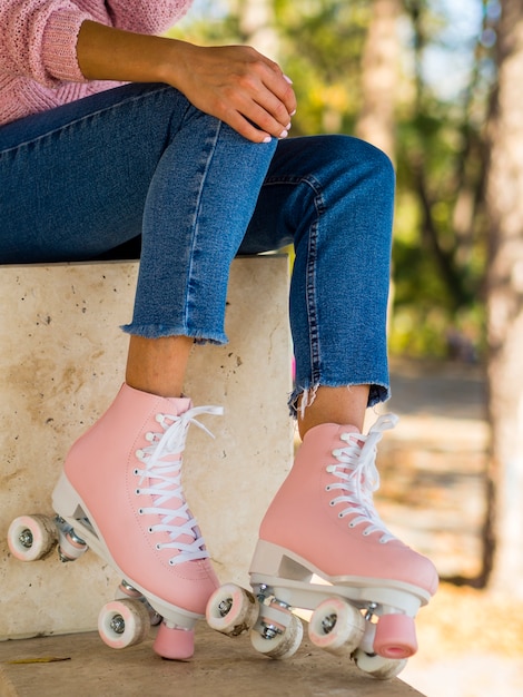 Foto gratuita donna che posa in jeans con i pattini di rullo