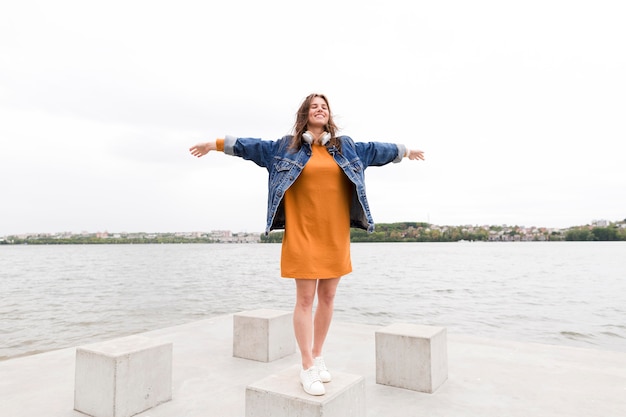 Free photo woman posing at seaside view