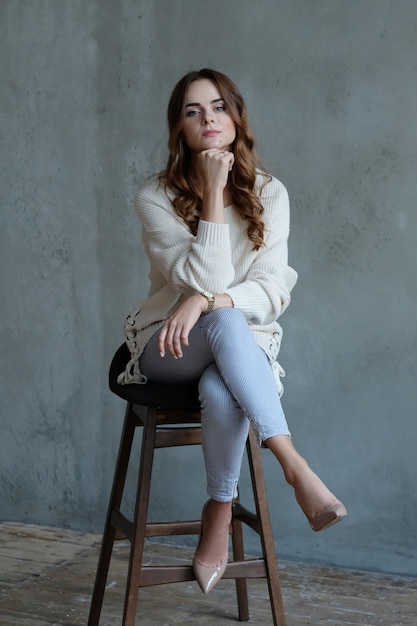 Free photo woman posing sitting on a chair