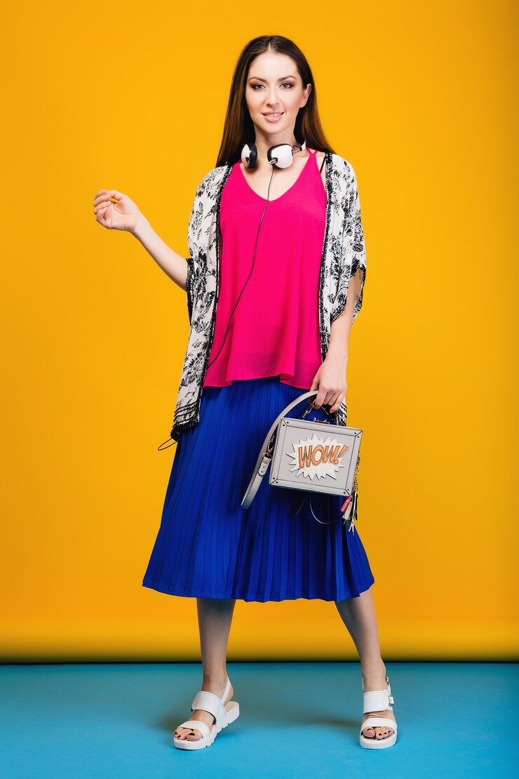 मुफ़्त फोटो woman posing in stylish summer fashion and bag colorful mood