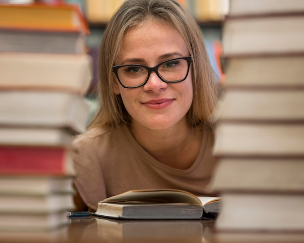 Foto gratuita donna in posa con i libri