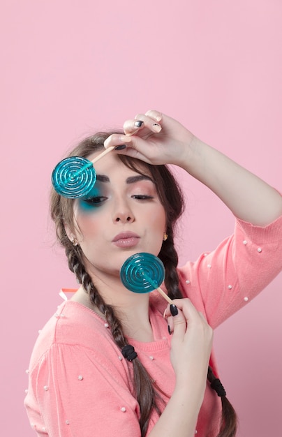 Free photo woman posing with lollipops and pout lips