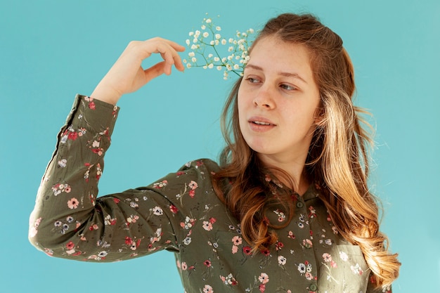 Foto gratuita donna che posa con i fiori di primavera