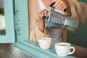 Free photo woman pouring coffee for her and her boyfriend