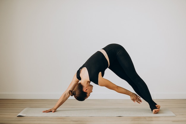 Бесплатное фото Женщина практикует пилатес в тренажерном зале йоги