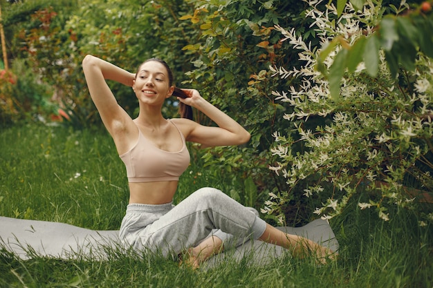 Donna che pratica yoga avanzata in un parco