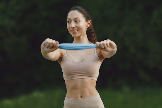 Foto gratuita donna che pratica yoga avanzata su una spiaggia estiva