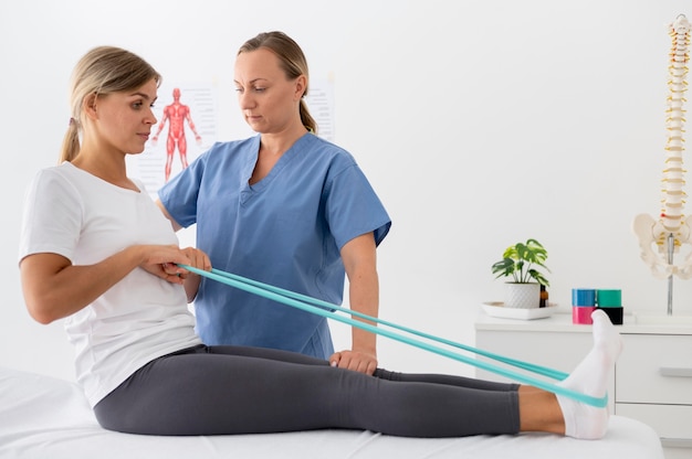 Free photo woman practicing an exercise in a physiotherapy session