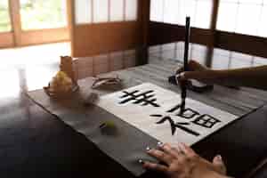 無料写真 自宅で日本語の手書きを練習している女性