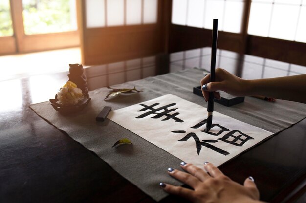 自宅で日本語の手書きを練習している女性
