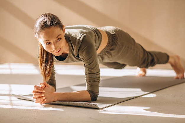 Foto gratuita donna che pratica yoga