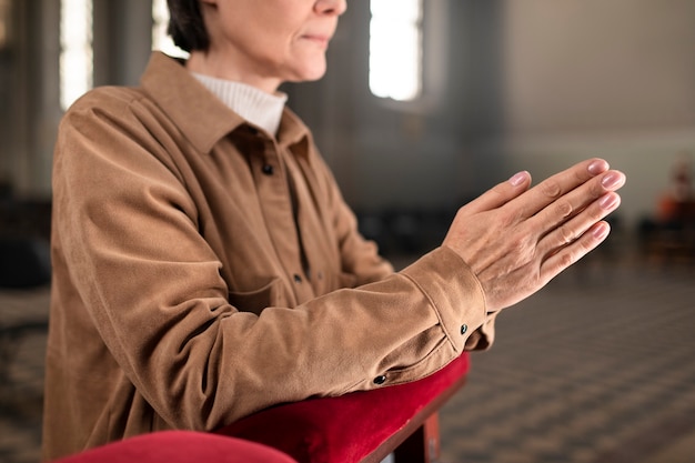 Foto gratuita donna che prega in chiesa