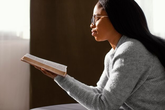 愛する人のために祈る女性