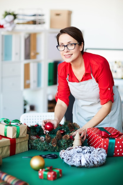 クリスマスの飾りを準備する女性