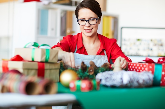 クリスマスの飾りを準備する女性