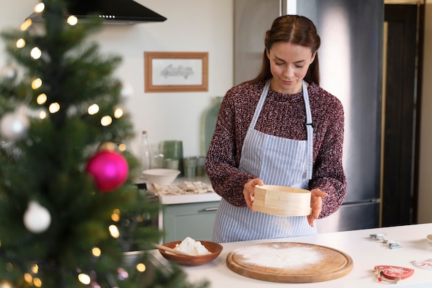 Женщина готовит рождественский ужин для своей семьи