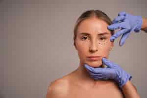 Foto gratuita donna che si prepara per un intervento di chirurgia estetica
