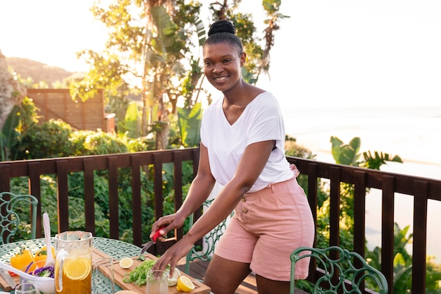 Free photo woman preparing dinner table for her family