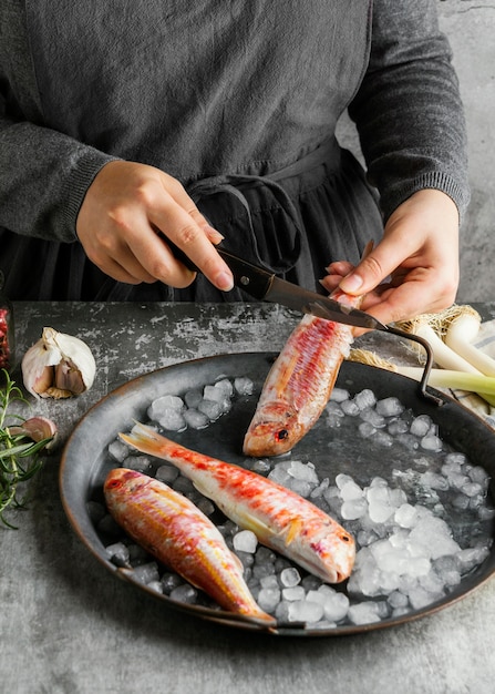 料理のために魚を準備する女性