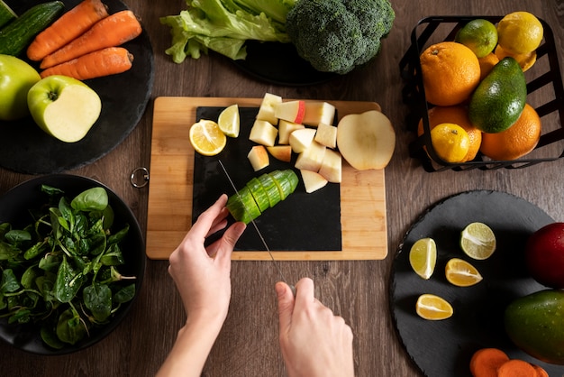 Foto gratuita donna che prepara la sua ricetta del succo