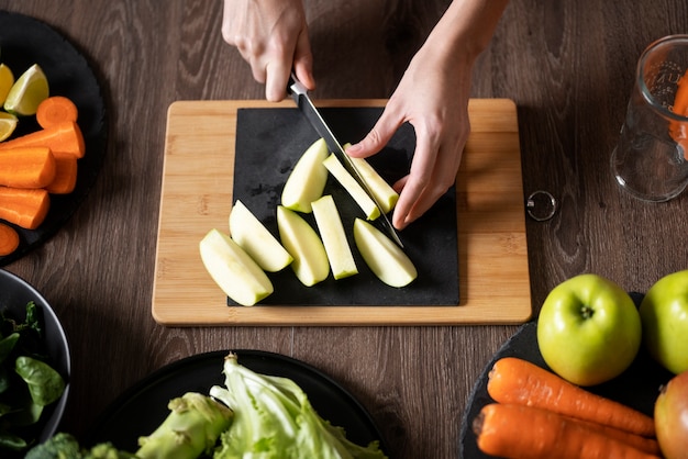 Foto gratuita donna che prepara la sua ricetta del succo