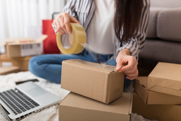 Foto gratuita donna che prepara un pacchetto per il cyber lunedì