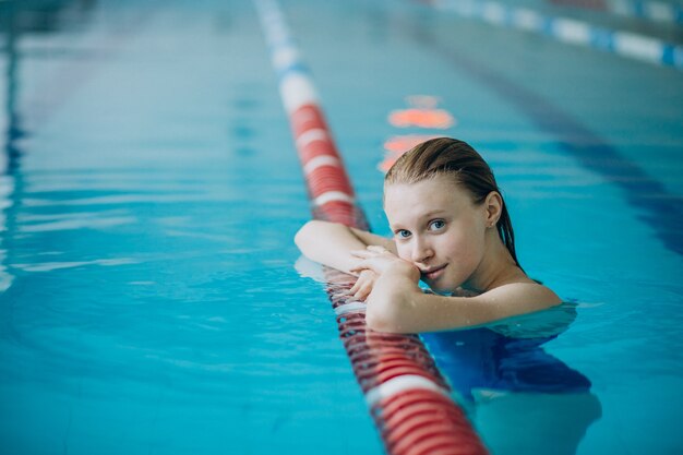 スイミングプールで女性プロの水泳選手