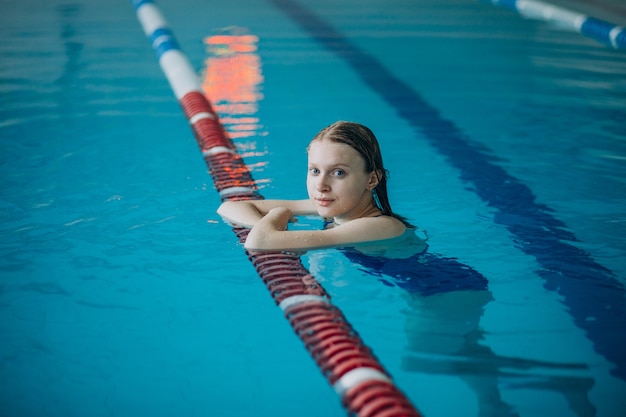 スイミングプールで女性プロの水泳選手