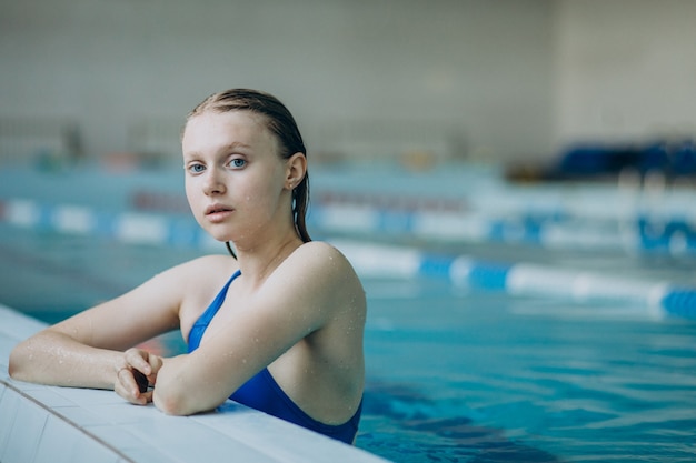 スイミングプールで女性プロの水泳選手