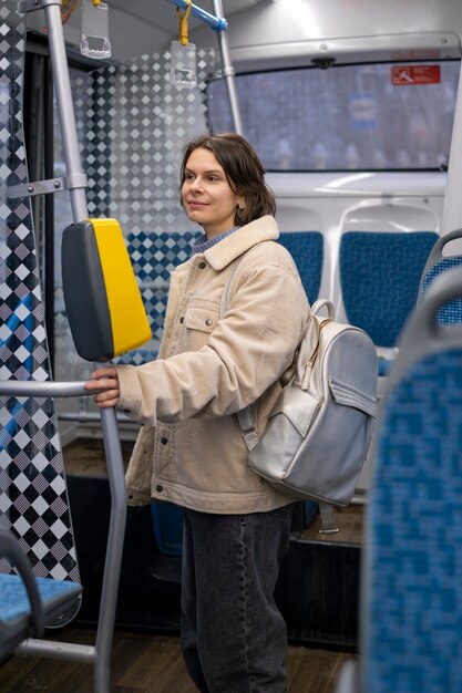 Женщина в общественном транспорте