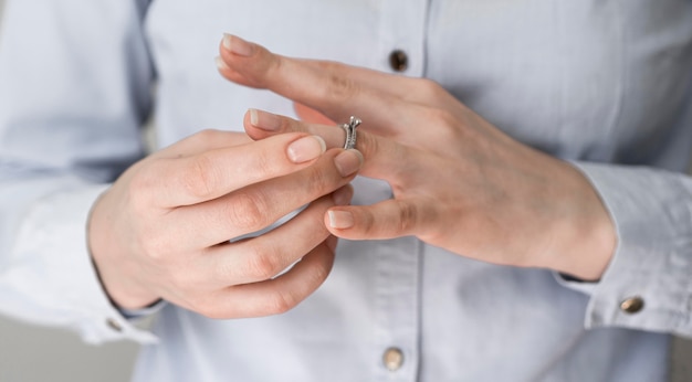 結婚指輪を引っ張って女性