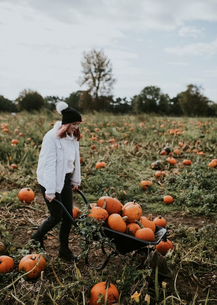 ハロウィーンの前にカボチャパッチで女性