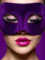 Foto gratuita donna in maschera teatrale viola sul viso con labbra viola