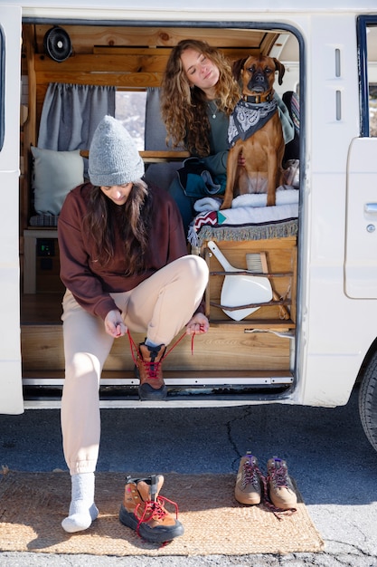 Женщина надевает туфли, чтобы отправиться в зимнее приключение