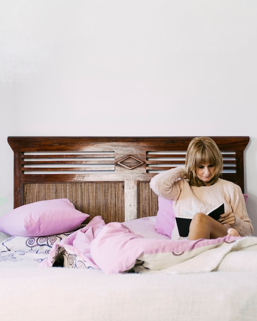 Free photo woman reading in bed