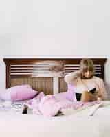 Foto gratuita donna che legge a letto